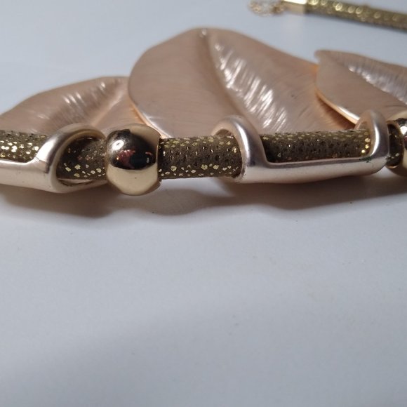 Metal Leaf Pendant Necklace Adjustable 17 To 19.5 Inches - Picture 8 of 12